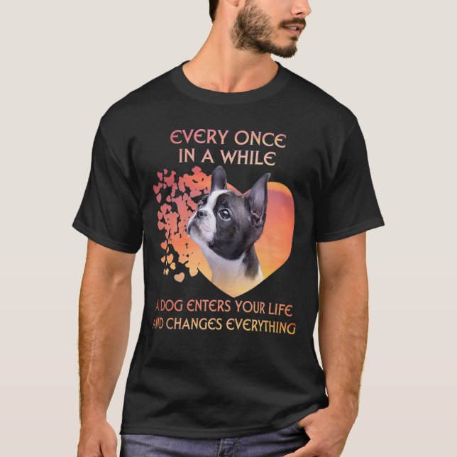 T-shirt En Un Moment Un Chien Entre Dans Votre Vie Boston  (Devant)