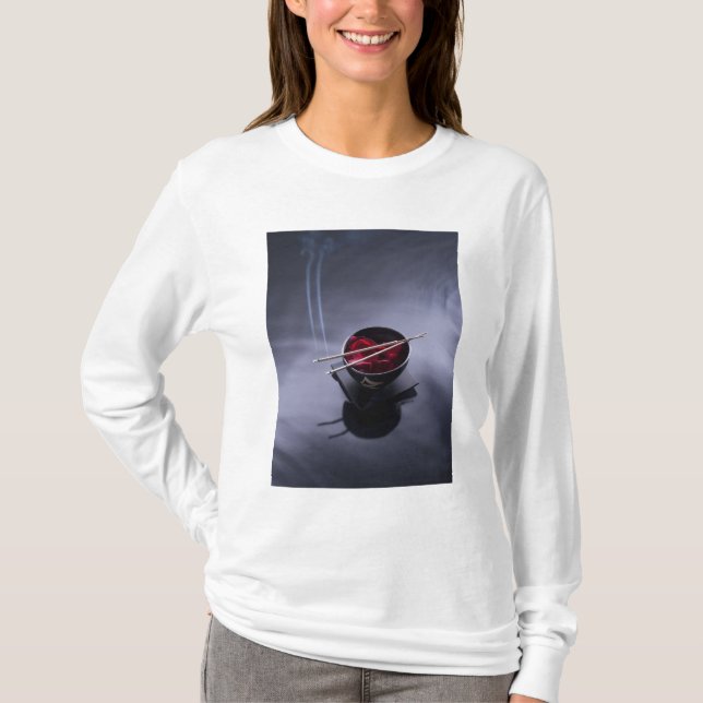 T-shirt Encens brûlant sur la cuvette de pétales (Devant)