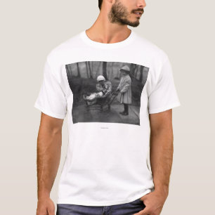 T-shirt Enfants jouant avec la poupée d'enfant de Campbel
