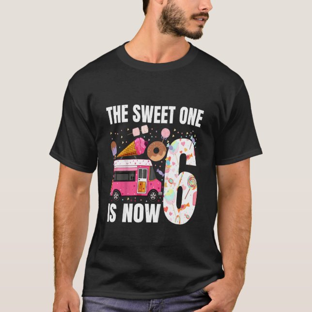 T-shirt Enfants Le sucré Un est maintenant 6 ans 6e annive (Devant)
