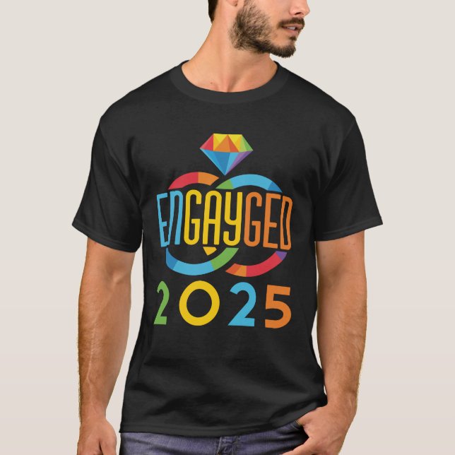 T-shirt Engaygué 2025 Fiançailles gay LGBTQ Arc-en-ciel (Devant)