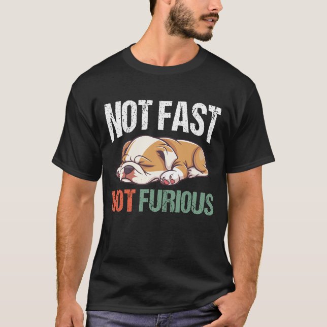 T-shirt English Bulldog Sleeping Not Fast Not Furious Funn (Devant)