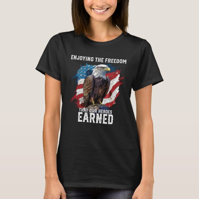 T-shirt Enjoying The Freedom That Our Heroes Earned Fourth (Devant)