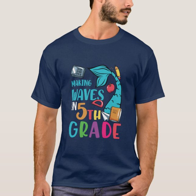 T-shirt Enseignant de 5e année faisant des vagues en 5e an (Devant)