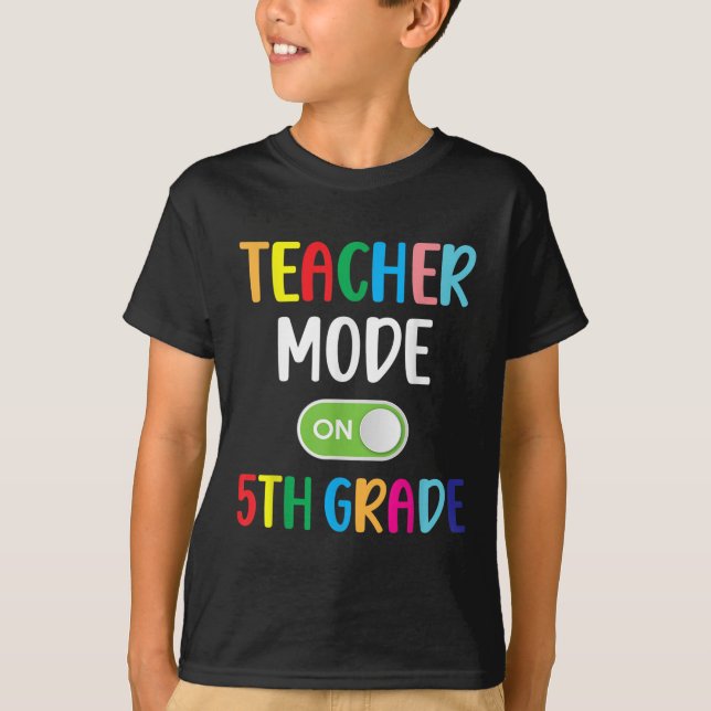 T-shirt Enseignant de 5e année Mode activé sur l'équipe de (Devant)