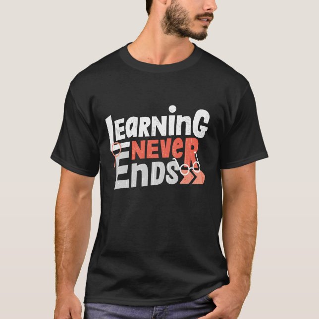 T-Shirt Enseignant Élève L'Apprentissage Ne Finit  (Devant)