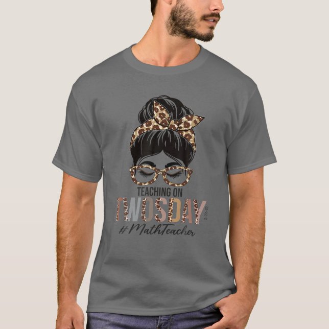 T-shirt Enseignant Math Messy Bun Leopard Enseignement Jeu (Devant)
