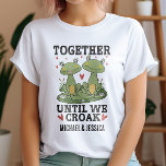 T-shirt Ensemble jusqu'à ce que nous croak Retro Frog Coup<br><div class="desc">Célébrez votre lien incassable avec cette adorable conception de couple de grenouilles! Doté de deux charmantes grenouilles entourées de coeurs et de fleurs, ce maillot fantaisiste est parfait pour les couples qui aiment l'humour et une façon unique d'express leur engagement. Personnalisez-le avec vos noms pour le rendre vraiment spécial. Idéal...</div>