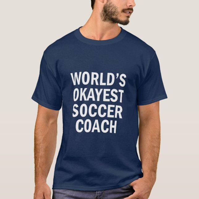 T-shirt Entraîneur de soccer le plus Okayest dans le monde (Devant)
