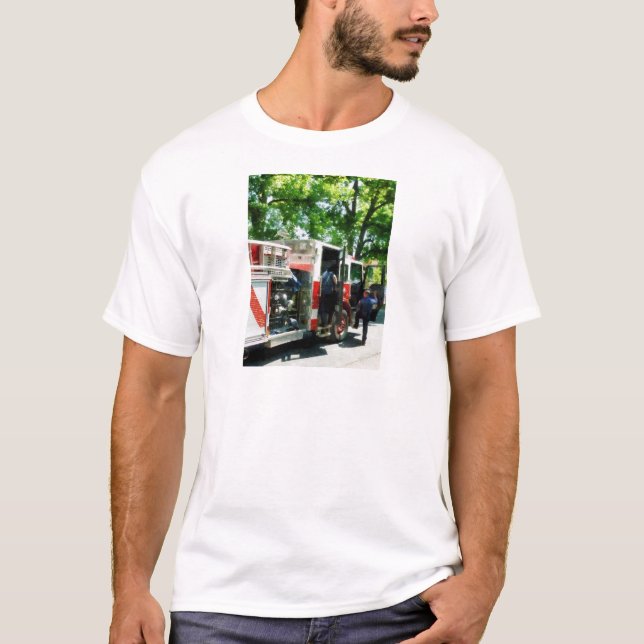 T-shirt Entrer dans le camion de pompiers (Devant)