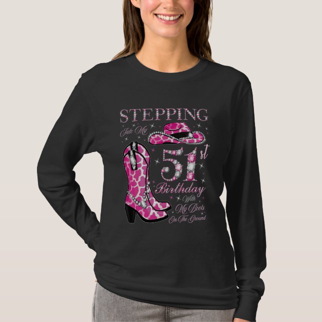 T-shirt Entrer dans mon 51e anniversaire avec mes bottes a (Devant)