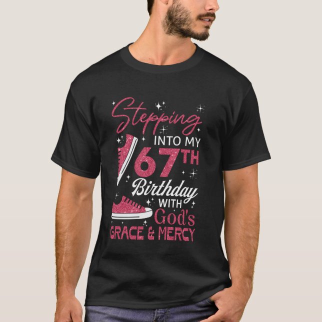 T-shirt Entrer dans mon 67e anniversaire avec la grâce de  (Devant)
