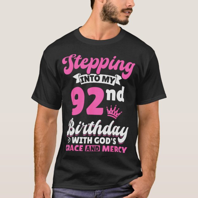 T-shirt Entrer dans mon 92e anniversaire avec la grâce de  (Devant)