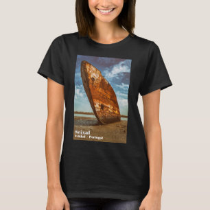 T-shirt Épave rouillée échouée ou échouée sur une plage