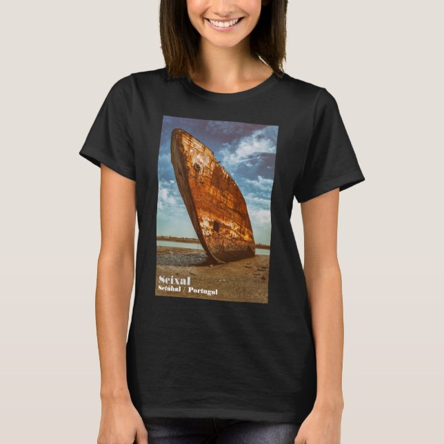T-shirt Épave rouillée échouée ou échouée sur une plage (Devant)