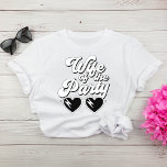 T-shirt Épouse De Script Rétro Du Parti Bachelorette<br><div class="desc">Un joli t-shirt pour la mariée avec "Femme du Parti" dans un grand script rétro style années 70 et des lunettes de soleil en forme de coeur. Les t-shirts "Vie du Parti" sont disponibles pour le groupe de bachelorettes.</div>