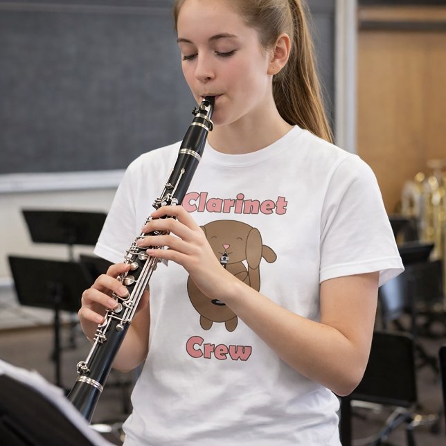 T-shirt Équipage de clarinette Chien brun drôle (A shirt with a dog playing the clarinet and the words Clarinet Crew in pink)