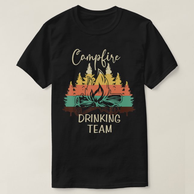 T-shirt Équipe de camping buvant au feu de camp  (Design devant)
