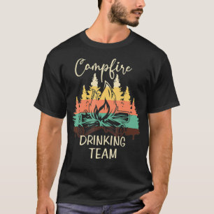 T-shirt Équipe de camping buvant au feu de camp