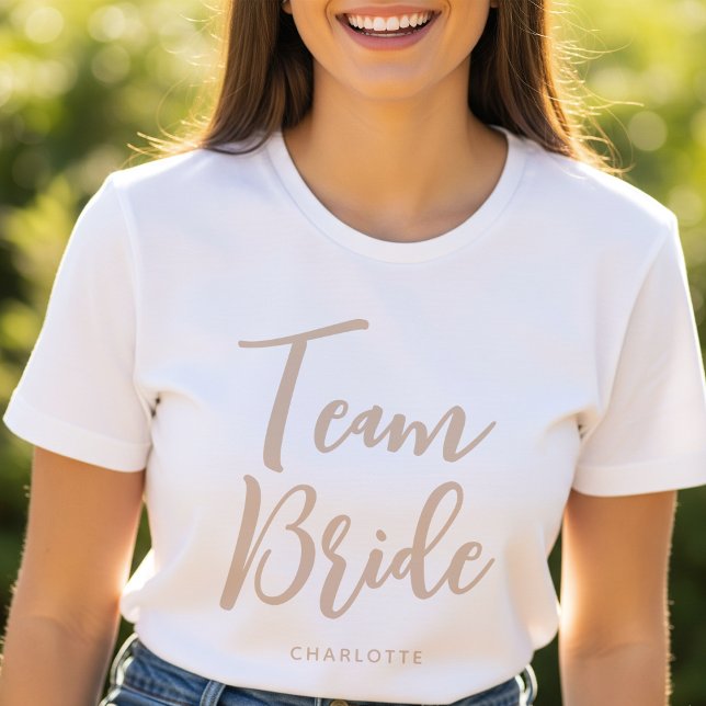 T-shirt Équipe de la mariée Nom personnalisé Mariage Beige (Créateur téléchargé)