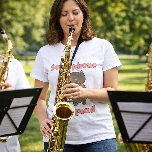 T-shirt Équipe de saxophone Mignon chat marron Drôle rose (A shirt with a cute brown cat playing the sax and the words Saxophone Squad in pink.)