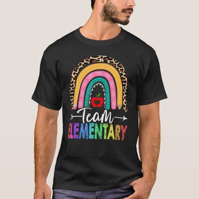 T-shirt Équipe enseignant élémentaire léopard arc-en-ciel  (Devant)