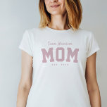 T-shirt Équipe maman mignonne simple personnalisé rose<br><div class="desc">Conçu pour coordonner avec la collection de baby showers Lea Delaveris Design tailgate, cette chemise de maman d'équipe est un cadeau parfait pour une nouvelle maman ou maman d'être. Également à porter au baby shower, ce design sportif de t-shirt comporte un "nom d'équipe" en écriture rose, ainsi qu'une "mère" audacieuse...</div>