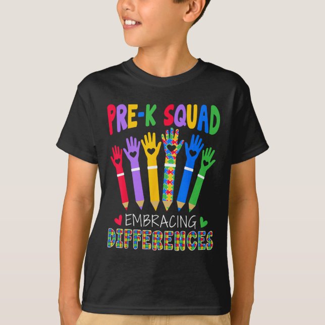 T-shirt Équipe Pre K embrassant les différences Autisme En (Devant)