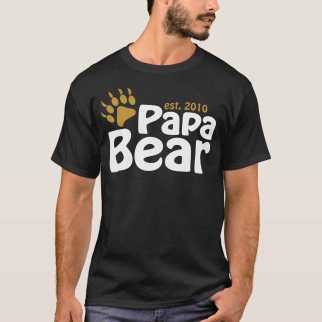 T-shirt est 2010 de griffe d'ours de papa (Devant)