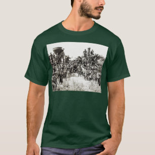 T-shirt Est et Ouest serrer les mains à la pose de Dernier