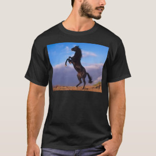 T-shirt Étalon noir sauvage élevant le cheval