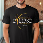 T-shirt État personnalisé moderne 2024 Texas Total Solar E<br><div class="desc">Voici notre t-shirt moderne Black & Gold 2024 Texas Total Solar Eclipse Custom T-Shirt, une pièce élégante et commémorative pour cet événement céleste rare. cette chemise capture l'élégance et l'excitation de l'éclipse solaire totale. Avec l'année 2024 courageusement affichée, ainsi que l'emplacement du Texas, il sert de garde intemporelle de ce...</div>