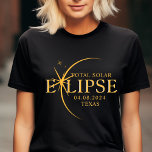 T-shirt État personnalisé moderne Texas Total Solar Eclips<br><div class="desc">Voici notre t-shirt moderne Black & Gold 2024 Texas Total Solar Eclipse Custom T-Shirt, une pièce élégante et commémorative pour cet événement céleste rare. cette chemise capture l'élégance et l'excitation de l'éclipse solaire totale. Avec l'année 2024 courageusement affichée, ainsi que l'emplacement du Texas, il sert de garde intemporelle de ce...</div>