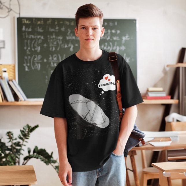 T-shirt Etoiles de fond de plateau satellite Phrase I LOVE (Mockup of a college student wearing a radio telescope i love space t-shirt in a classroom)