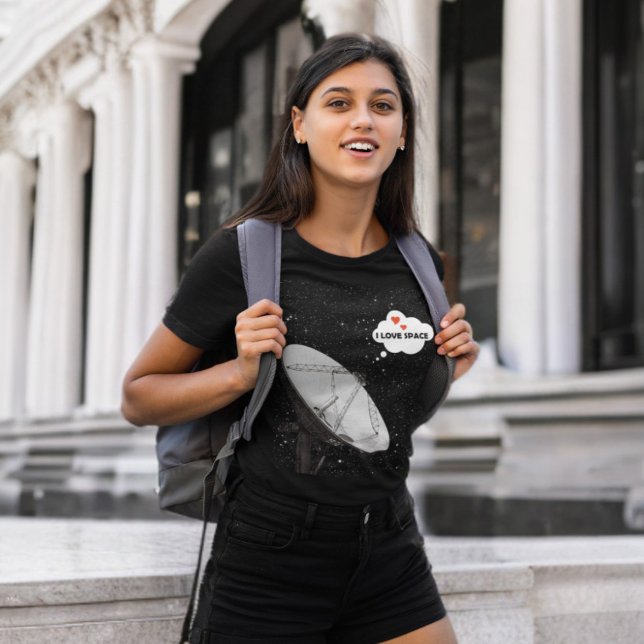 T-shirt Etoiles de fond Radiotélescope Phrase I LOCAL (radio telescope i love space t-shirt mockup featuring a smiling college girl)