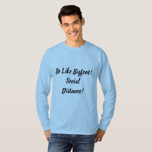 T-shirt Être comme Bigfoot et la distance sociale (Devant entier)