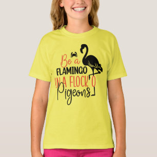 T-shirt Être un flamant rose dans une volée de pigeons