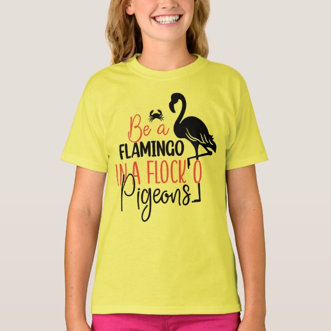 T-shirt Être un flamant rose dans une volée de pigeons (Devant)
