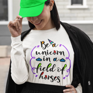 T-shirt Être une licorne dans un champ de chevaux Typograp