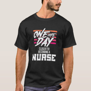 T-shirt Étudiant en soins infirmiers un jour de plus pour