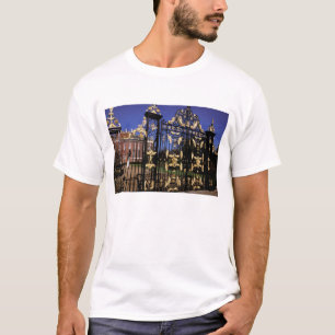 T-shirt Europe, Angleterre, Londres. Porte dorée à l'extér