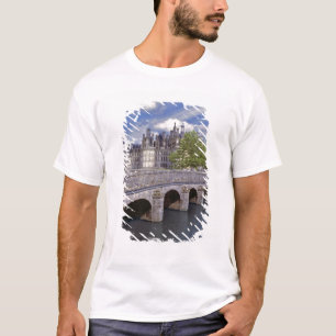 T-shirt Europe, France, Chambord. Un pont de pierre mène