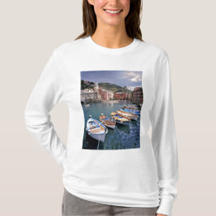 T-shirt Europe, Italie, Vernazza. Bateaux peints de couleu