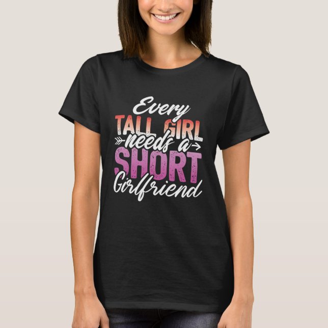 T-shirt Every Tall Girl Needs A Short Girlfriend  LGBT Les (Devant)