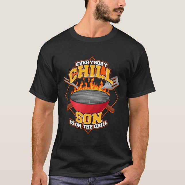 T-shirt Everybody Chill Son is On The Grill Quote Son Gril (Devant)