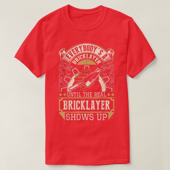 T-shirt Everybody's A Bricklayer Until The Real Bricklayer (Design devant)
