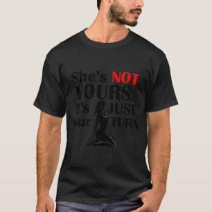 T-shirt Expressions drôles Elle n'est pas à vous C'est jus