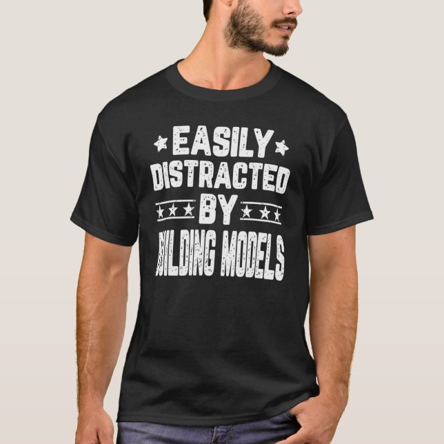 T-shirt Facilement Distrait En Construisant Des Modèles Mo (Devant)