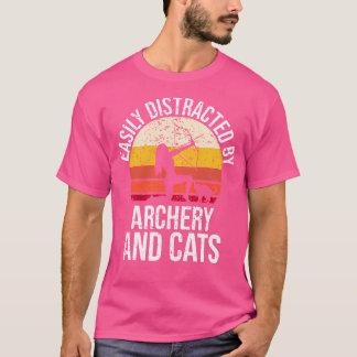 T-shirt Facilement Distrait Par Le Tir À L'Arc Et Les Chat