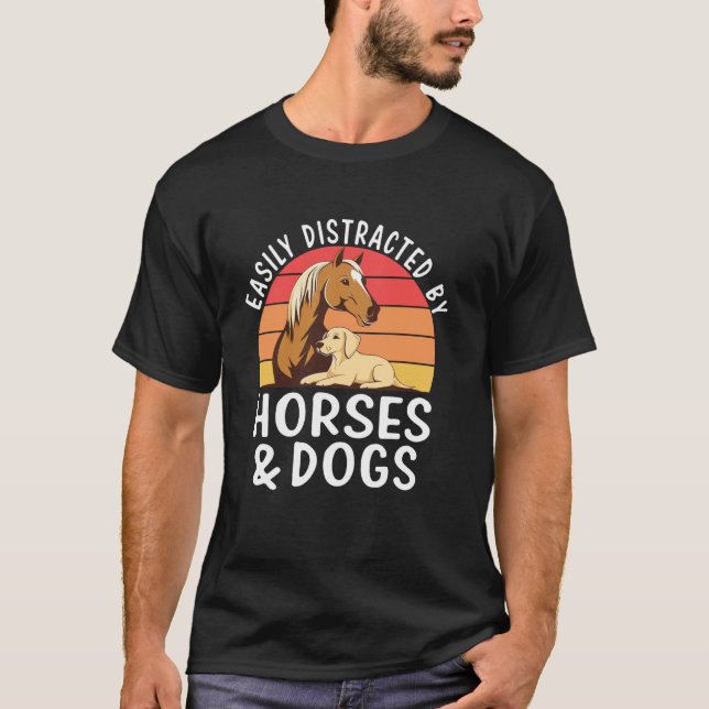 T-shirt Facilement Distrait Par Les Chevaux Et Les Chiens  (Devant)